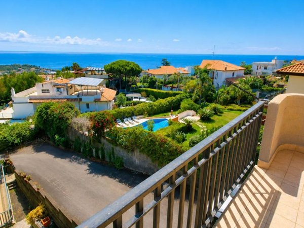 casa indipendente in vendita ad Aci Castello in zona Aci Trezza
