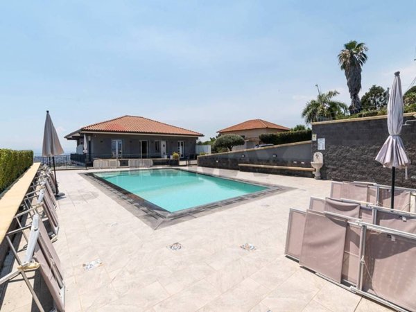 casa indipendente in vendita ad Aci Castello in zona Ficarazzi