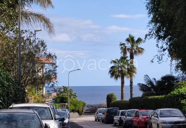 appartamento in vendita ad Aci Castello in zona Cannizzaro