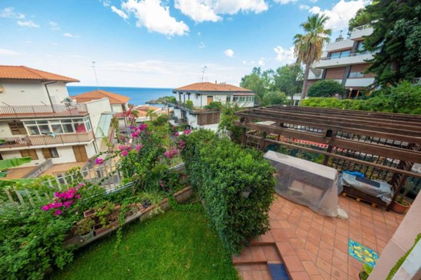 appartamento in vendita ad Aci Castello in zona Aci Trezza