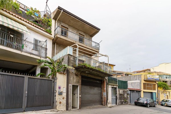 casa indipendente in vendita ad Aci Castello in zona Ficarazzi