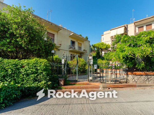 appartamento in vendita ad Aci Castello in zona Aci Trezza