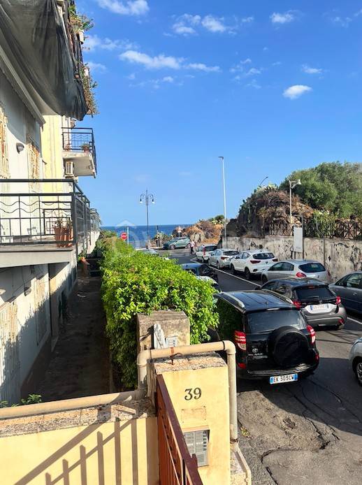 appartamento in vendita ad Aci Castello