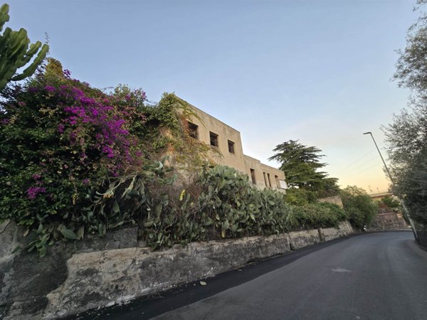 casa indipendente in vendita ad Aci Castello in zona Ficarazzi