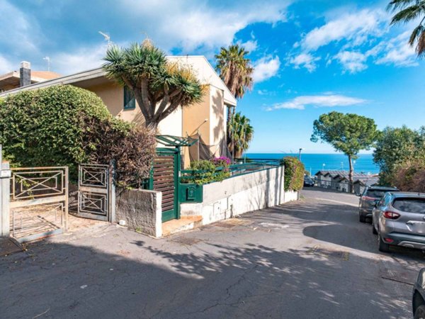 appartamento in vendita ad Aci Castello in zona Aci Trezza