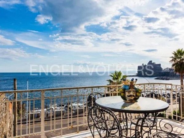 casa indipendente in vendita ad Aci Castello in zona Aci Trezza