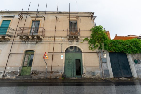 casa indipendente in vendita ad Aci Castello in zona Ficarazzi