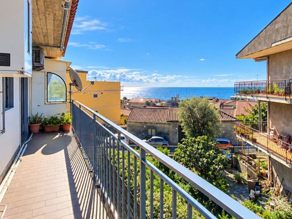 appartamento in vendita ad Aci Castello in zona Ficarazzi