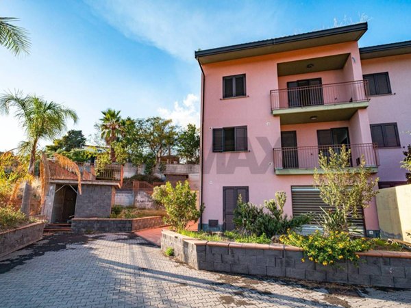 casa indipendente in vendita ad Aci Castello in zona Ficarazzi
