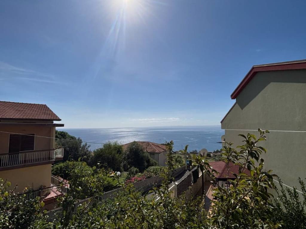 appartamento in vendita ad Aci Castello in zona Aci Trezza