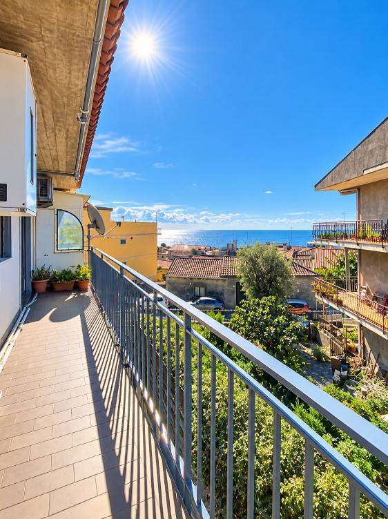 appartamento in vendita ad Aci Castello in zona Ficarazzi
