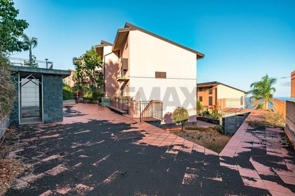 casa indipendente in vendita ad Aci Castello in zona Ficarazzi