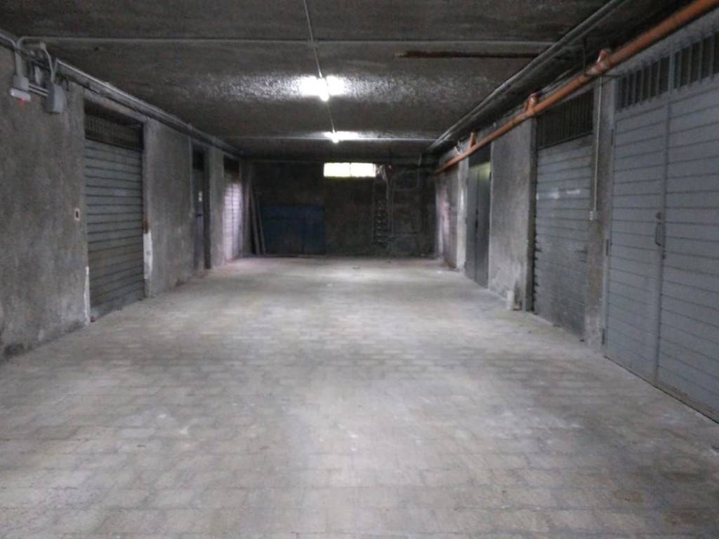 locale commerciale in vendita ad Aci Catena