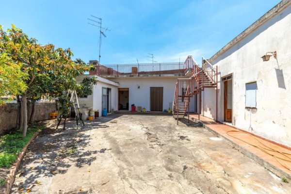 casa indipendente in vendita ad Aci Catena in zona Aci San Filippo