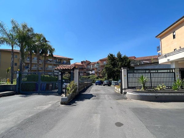 appartamento in vendita ad Aci Catena in zona Vampolieri