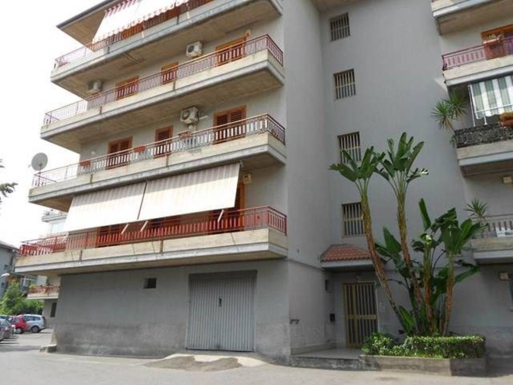appartamento in vendita ad Aci Catena