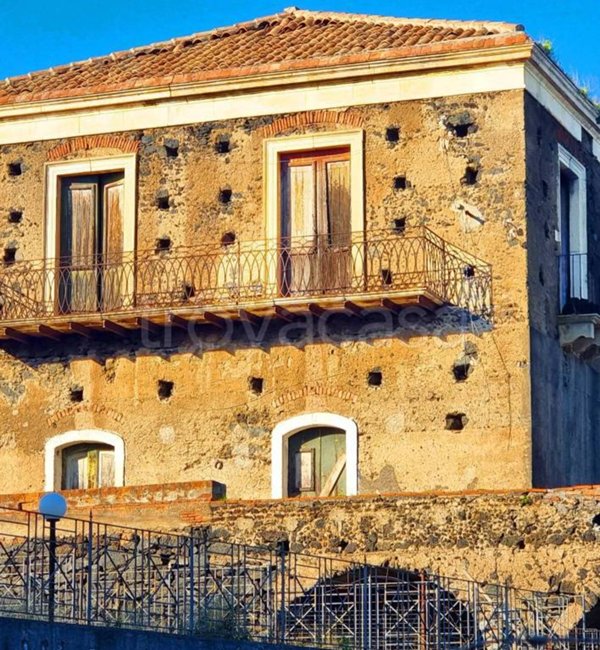 casa indipendente in vendita ad Aci Catena
