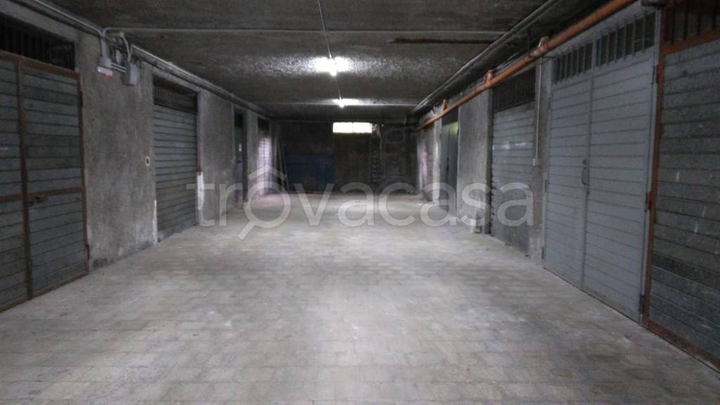 locale di sgombero in vendita ad Aci Catena