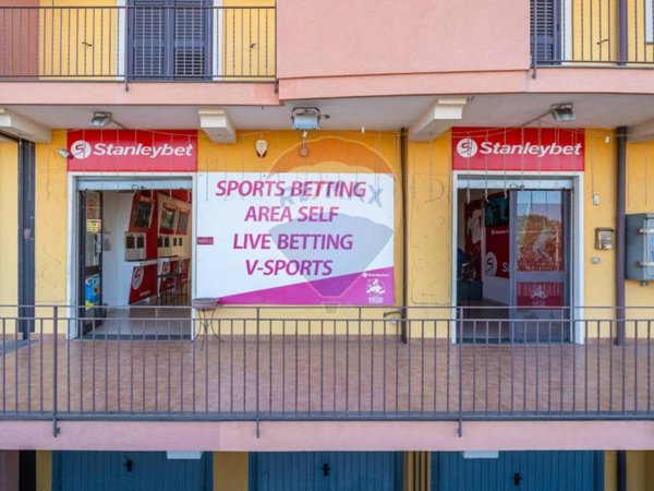 negozio in vendita ad Aci Catena in zona Aci San Filippo