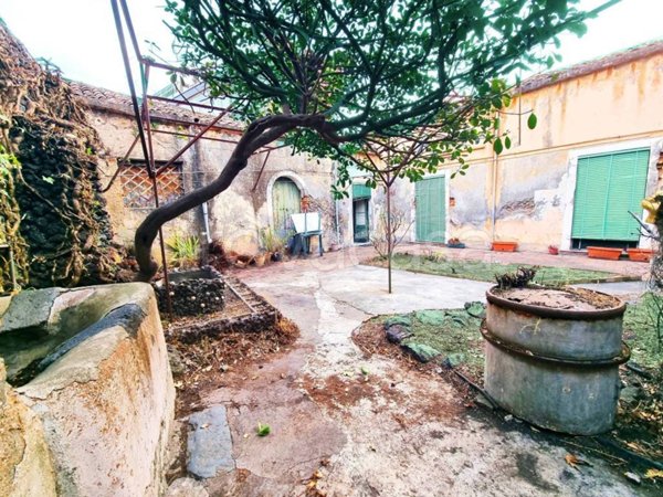 casa indipendente in vendita ad Aci Catena