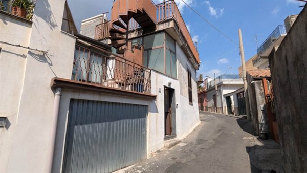 casa indipendente in vendita ad Aci Catena
