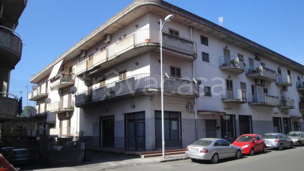 appartamento in vendita ad Aci Catena