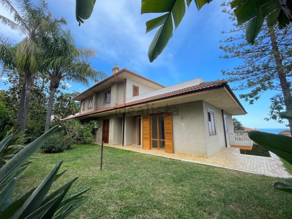 casa indipendente in vendita ad Aci Catena