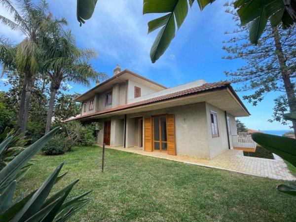 casa indipendente in vendita ad Aci Catena
