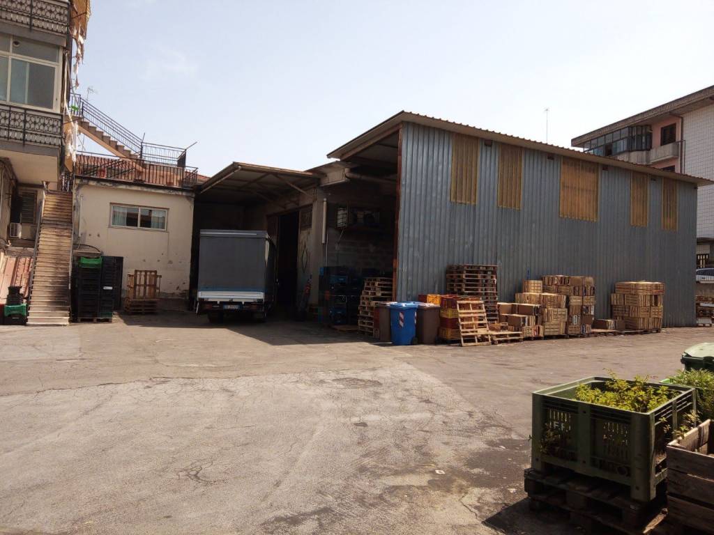 locale commerciale in vendita ad Aci Catena
