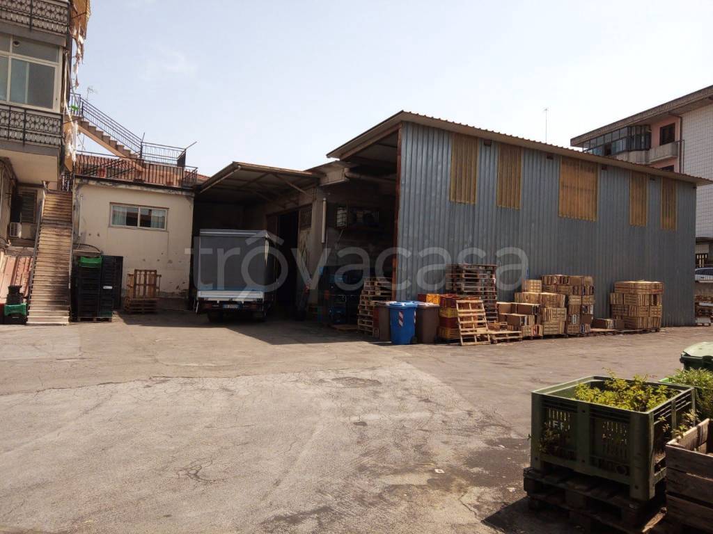 locale commerciale in vendita ad Aci Catena