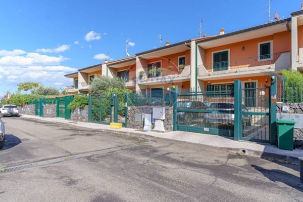 casa indipendente in vendita ad Aci Catena