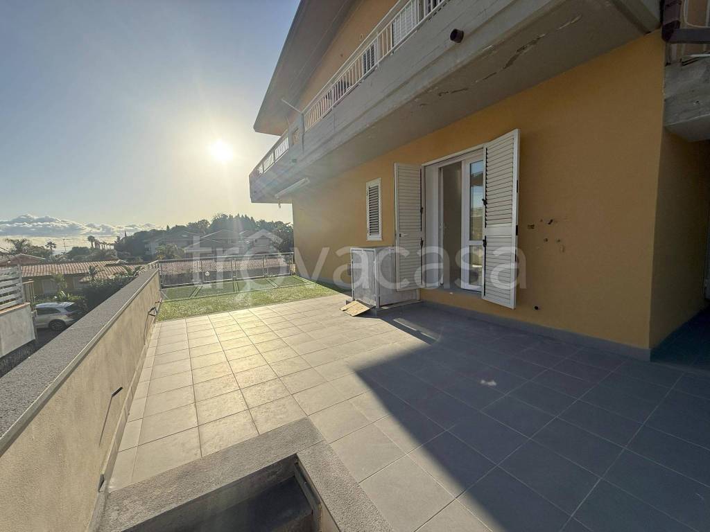 appartamento in vendita ad Aci Catena in zona Vampolieri