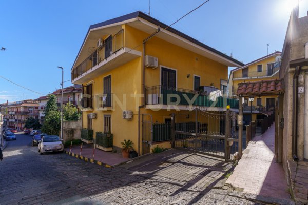 appartamento in vendita ad Aci Catena