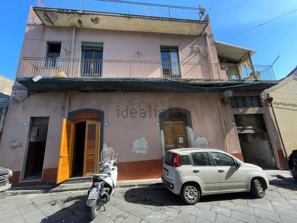 pentavano in vendita ad Aci Catena