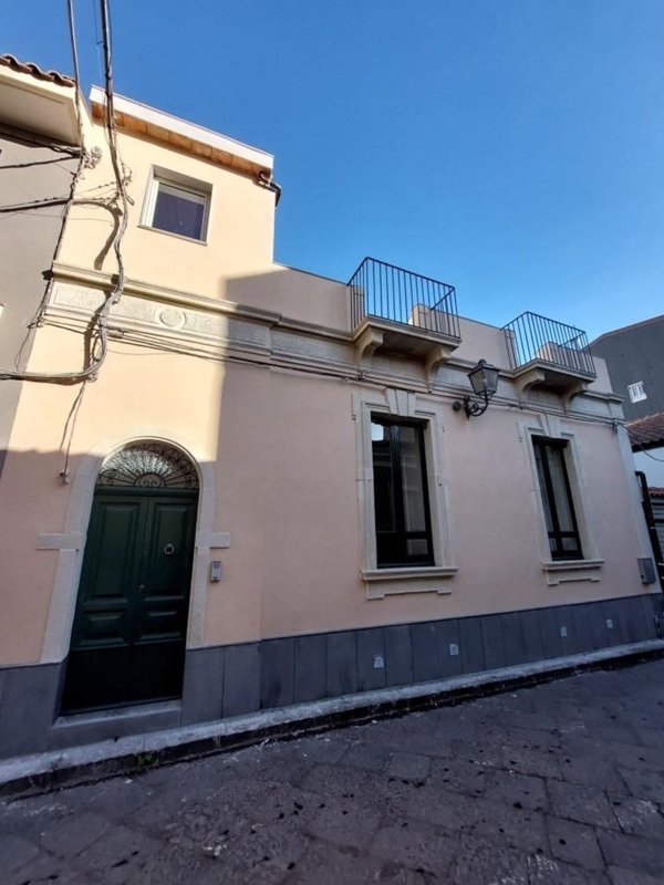 casa indipendente in vendita ad Aci Catena
