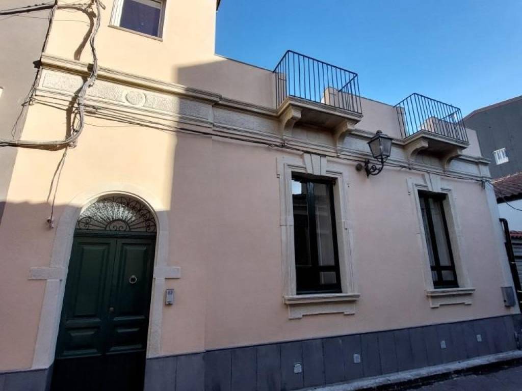 casa indipendente in vendita ad Aci Catena