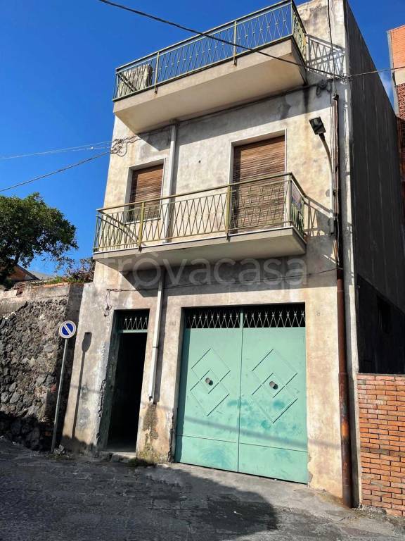 casa indipendente in vendita ad Aci Catena