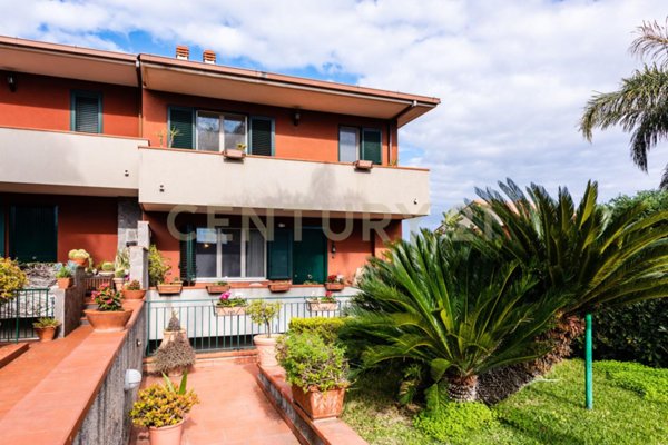 casa indipendente in vendita ad Aci Catena