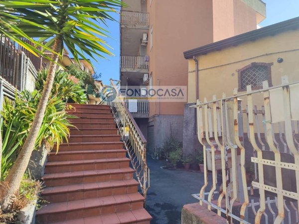 casa indipendente in vendita ad Aci Catena in zona San Nicolò