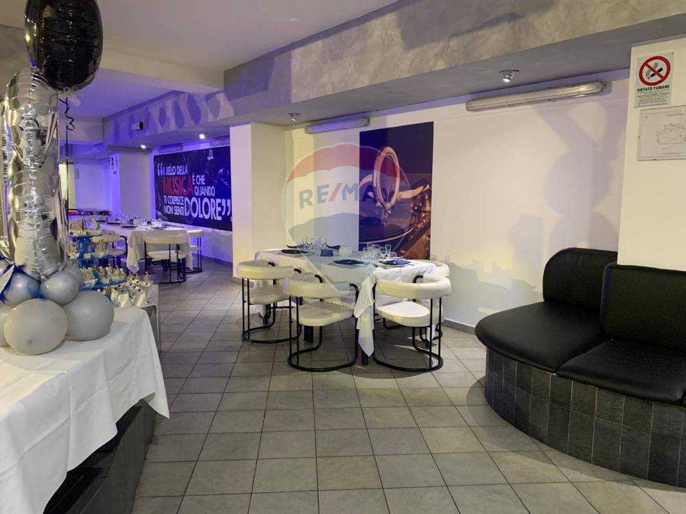 locale commerciale in vendita ad Aci Catena