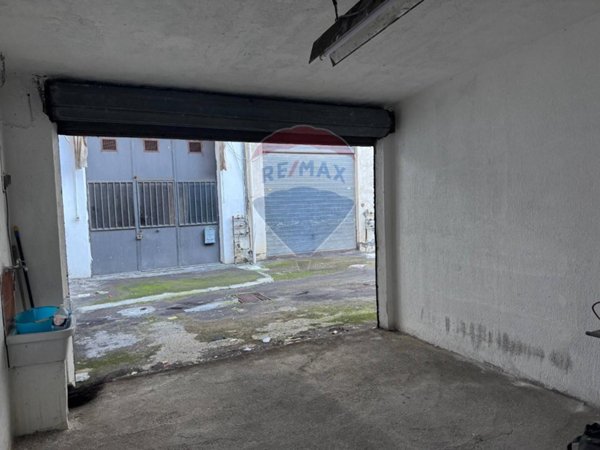 negozio in vendita ad Aci Catena in zona Aci San Filippo
