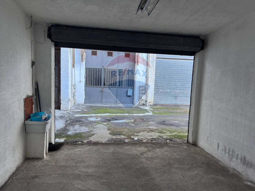 negozio in vendita ad Aci Catena in zona Aci San Filippo