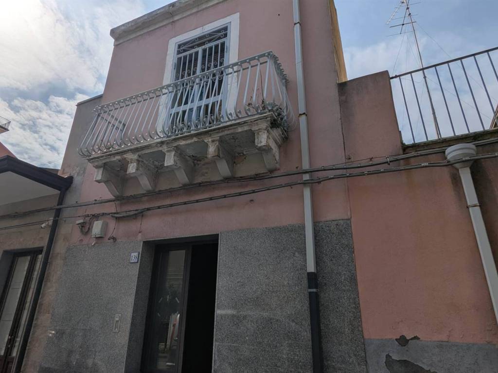 casa indipendente in vendita ad Aci Catena