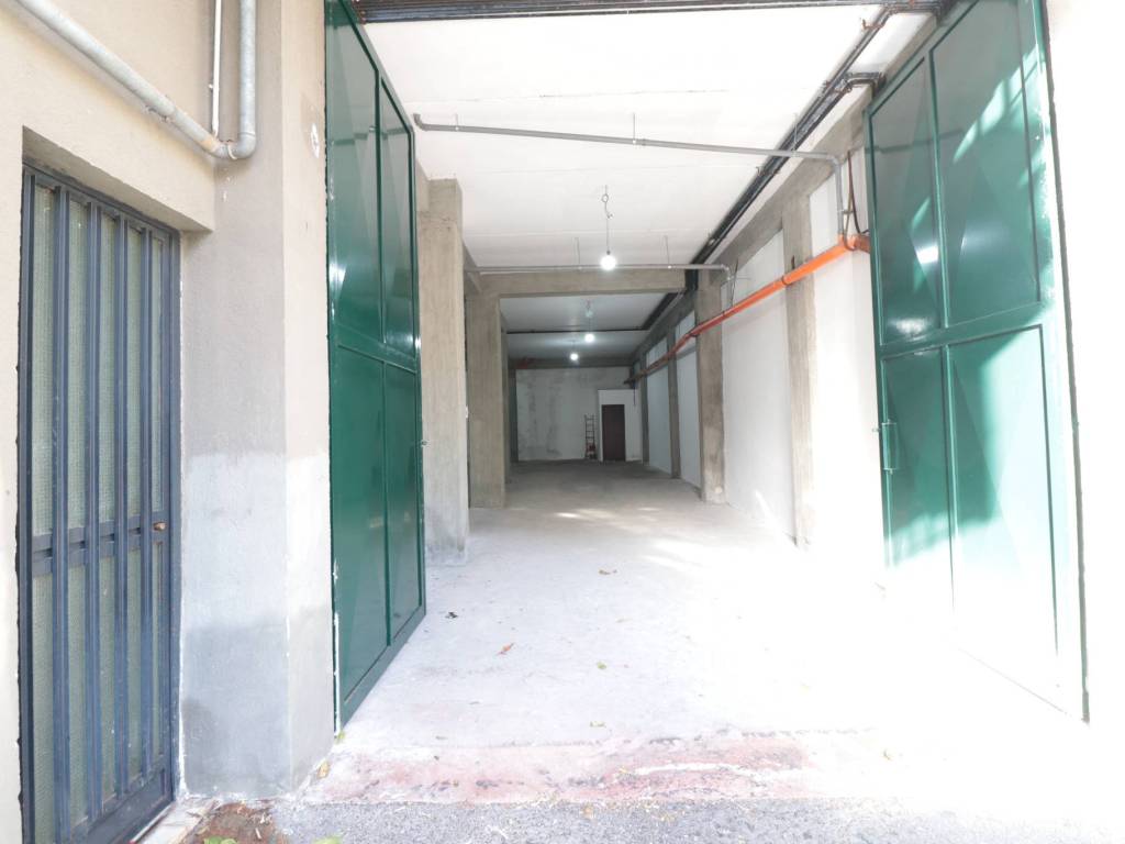 locale commerciale in vendita ad Aci Catena in zona Aci San Filippo