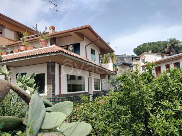 casa indipendente in vendita ad Aci Catena
