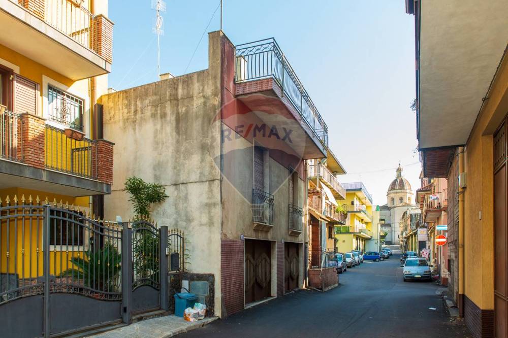 casa indipendente in vendita ad Aci Catena
