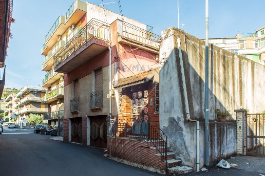casa indipendente in vendita ad Aci Catena