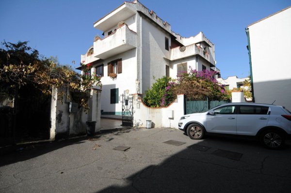 casa indipendente in vendita ad Aci Catena in zona Vampolieri