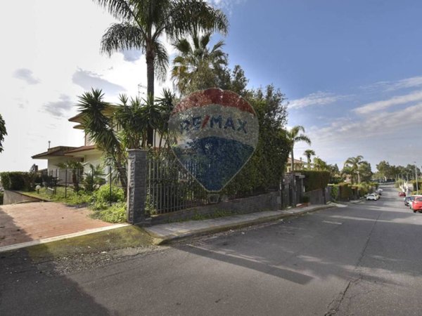 casa indipendente in vendita ad Aci Catena