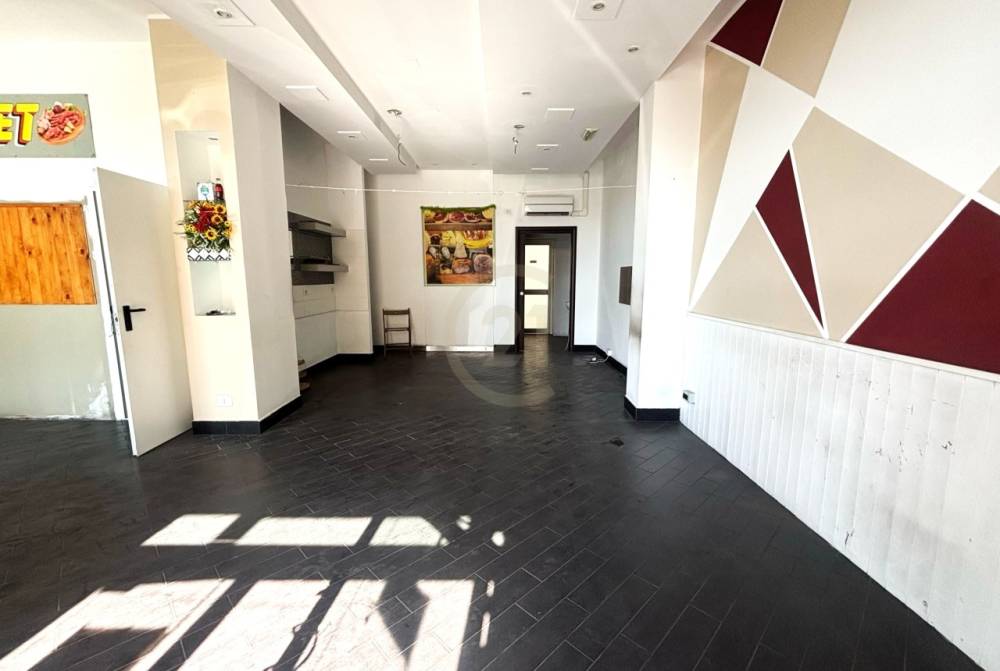 locale commerciale in vendita ad Aci Catena